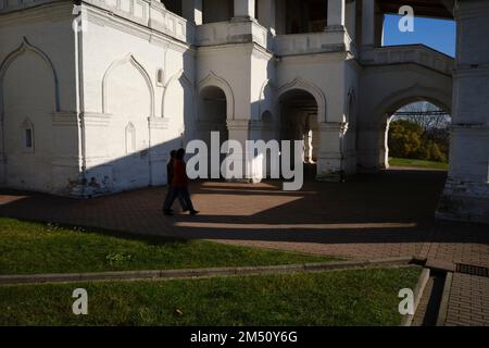 La gente cammina vicino alla Chiesa dell'Ascensione (costruita 1528-1532) nel Museo-Riserva di Kolomenskoye. Mosca, Russia. Foto Stock