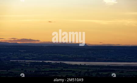 Tramonto sul fiume Severn con Hay Bluff e Black Mountains visto da Cam Long Down, Dursley, Gloucestershire, Regno Unito Foto Stock