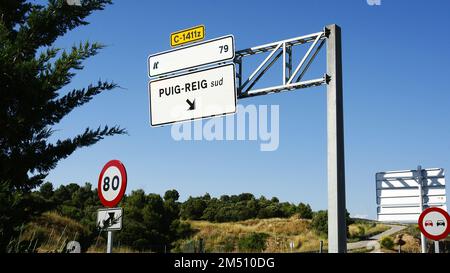 Indicazioni stradali su un'autostrada, Barcellona, Catalunya, Spagna, Europa Foto Stock