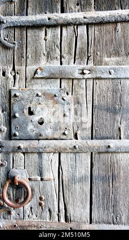 Dettaglio della vecchia porta per i fondi, Porqueres, Girona, Catalunya, Spagna, Europa Foto Stock