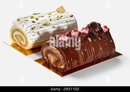 Dolci al cioccolato e al pistacchio con pan di Spagna su fondo bianco Foto Stock