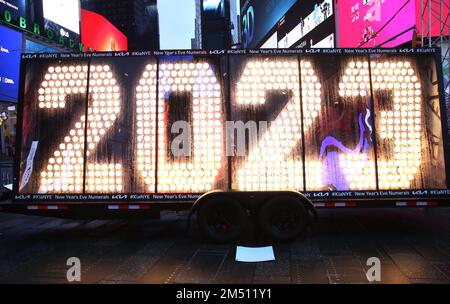 New York, NY, Stati Uniti. 23rd Dec, 2022. I numeri della vigilia di Capodanno per il 2023 sono esposti a Times Square a New York il 23 dicembre 2022. Credit: RW/Media Punch/Alamy Live News Foto Stock