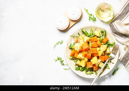 Insalata calda con zucca, patate e rucola. Foto Stock