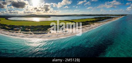 Veduta aerea della spiaggia del Fiume Santo e del lago di Stagno di pilo vicino a Porto Torres in Sardegna Foto Stock