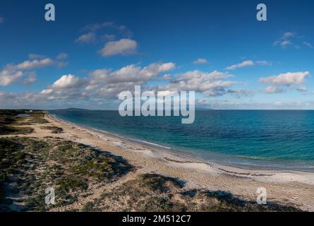 Una vista aerea di una spiaggia di sabbia lunga e appartata con acque turchesi dell'oceano Foto Stock