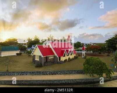 La cappella con il tetto rosso, Notre Dame Auxiliatrice, Cap Malheureux nel nord Mauritius. Famoso luogo storico. Qui sbarcarono i colonizzatori inglesi Foto Stock