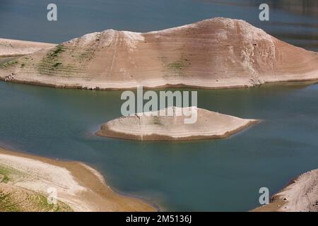 Un paesaggio di Azat serbatoio tra le montagne Foto Stock