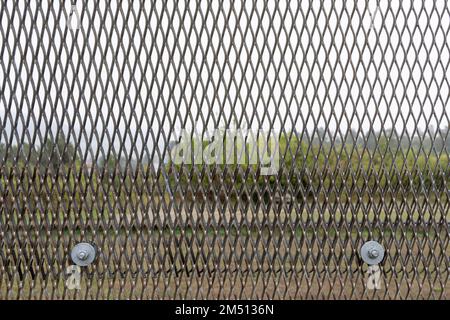 Closeup metallo confine scherma Museum Point Alpha base militare USA a Geisa in Thuringen in Germania Foto Stock