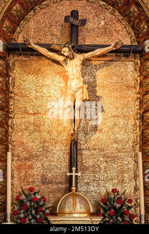 Huelva, Spagna-4 dicembre 2022: Immagine di Gesù Cristo crocifisso all'interno della parrocchia di San Bartolome nel comune di Beas. È consacrata unde Foto Stock