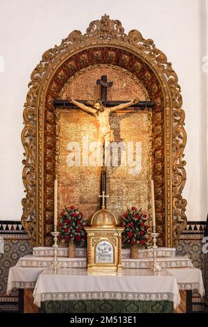 Huelva, Spagna-4 dicembre 2022: Immagine di Gesù Cristo crocifisso all'interno della parrocchia di San Bartolome nel comune di Beas. È consacrata unde Foto Stock