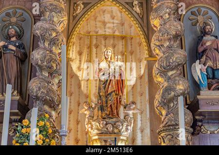 Huelva, Spagna-4 dicembre 2022: La Vergine di Clarines nell'altare maggiore della parrocchia di San Bartolome di Beas. È consacrata sotto l'invocazione di Foto Stock