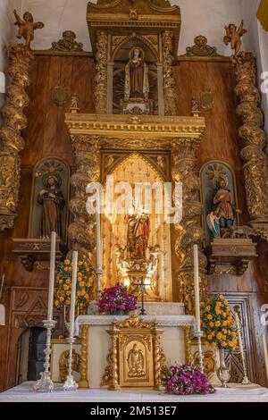 Huelva, Spagna-4 dicembre 2022: La Vergine di Clarines nell'altare maggiore della parrocchia di San Bartolome di Beas. È consacrata sotto l'invocazione di Foto Stock