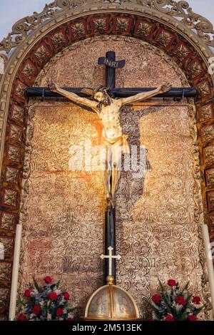 Huelva, Spagna-4 dicembre 2022: Immagine di Gesù Cristo crocifisso all'interno della parrocchia di San Bartolome nel comune di Beas. È consacrata unde Foto Stock