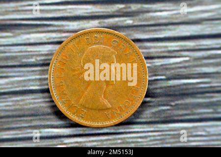 Busto della regina Elisabetta II, all'età di 27 anni, con una corona, rivolta a destra (1st ritratto) dal lato opposto del canadese 1 one Cent serie 1 Foto Stock