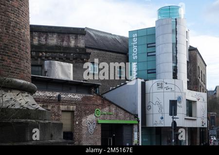 Seven Stories, convertito, 7 piani, vittoriano, magazzino, e, Bambini, libreria, mostre ed eventi creativi, Lime Street, Ouseburn, area, di, Newcastle upon Tyne, semplicemente, Newcastle, è una, città, e, quartiere metropolitano, In, Tyne e Wear, Inghilterra. La città si trova sulla riva settentrionale del fiume Tyne e costituisce la parte più grande dell'area edificata di Tyneside. Newcastle è anche la città più popolosa dell'Inghilterra nord-orientale. Nord-est,Inghilterra,inglese,GB,Gran Bretagna,britannica,Regno Unito,Regno Unito,Europa,Europa Foto Stock