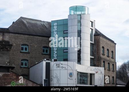 Seven Stories, convertito, 7 piani, vittoriano, magazzino, e, Bambini, libreria, mostre ed eventi creativi, Lime Street, Ouseburn, area, di, Newcastle upon Tyne, semplicemente, Newcastle, è una, città, e, quartiere metropolitano, In, Tyne e Wear, Inghilterra. La città si trova sulla riva settentrionale del fiume Tyne e costituisce la parte più grande dell'area edificata di Tyneside. Newcastle è anche la città più popolosa dell'Inghilterra nord-orientale. Nord-est,Inghilterra,inglese,GB,Gran Bretagna,britannica,Regno Unito,Regno Unito,Europa,Europa Foto Stock