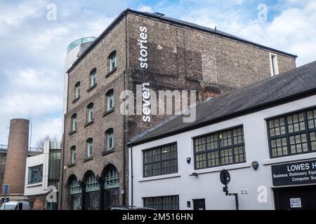 Seven Stories, convertito, 7 piani, vittoriano, magazzino, e, Bambini, libreria, mostre ed eventi creativi, Lime Street, Ouseburn, area, di, Newcastle upon Tyne, semplicemente, Newcastle, è una, città, e, quartiere metropolitano, In, Tyne e Wear, Inghilterra. La città si trova sulla riva settentrionale del fiume Tyne e costituisce la parte più grande dell'area edificata di Tyneside. Newcastle è anche la città più popolosa dell'Inghilterra nord-orientale. Nord-est,Inghilterra,inglese,GB,Gran Bretagna,britannica,Regno Unito,Regno Unito,Europa,Europa Foto Stock