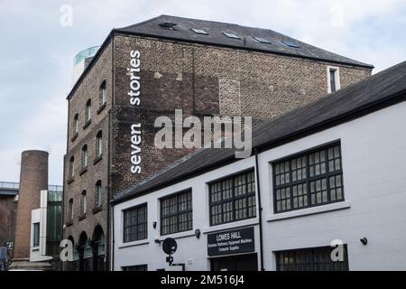 Seven Stories, convertito, 7 piani, vittoriano, magazzino, e, Bambini, libreria, mostre ed eventi creativi, Lime Street, Ouseburn, area, di, Newcastle upon Tyne, semplicemente, Newcastle, è una, città, e, quartiere metropolitano, In, Tyne e Wear, Inghilterra. La città si trova sulla riva settentrionale del fiume Tyne e costituisce la parte più grande dell'area edificata di Tyneside. Newcastle è anche la città più popolosa dell'Inghilterra nord-orientale. Nord-est,Inghilterra,inglese,GB,Gran Bretagna,britannica,Regno Unito,Regno Unito,Europa,Europa Foto Stock