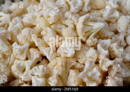 Pezzi freschi di cavolfiore vegetale della specie Brassica oleracea, del genere Brassica, appartenente alla famiglia delle Brassicaceae (o senape), annua Foto Stock