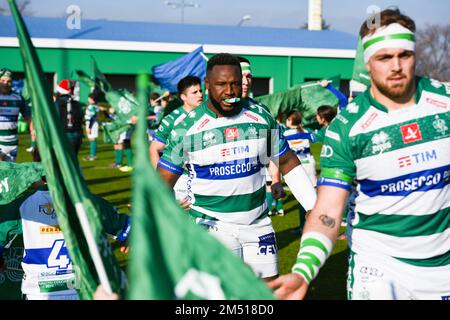 Treviso, Italia. 24th Dec, 2022. Cherif Traore (Benetton Treviso) prima della partita di rugby tra Benetton Treviso e Zebre Parma valida per il Campionato di rugby Unito disputato allo stadio Monigo di Treviso sabato 24 dicembre 2022 Credit: ZUMA Press, Inc./Alamy Live News Foto Stock