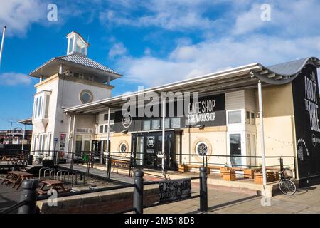 Il Cycle Hub,a, luminoso, moderno negozio di biciclette e accessori con riparazione, e, noleggio, servizi, più un, All'interno dell'hotel, caffetteria, accanto a, Cycle Route, PATH, 72 e River Tyne, Newcastle upon Tyne, Simply, Newcastle, è una città e, quartiere metropolitano, In, Tyne e Wear, Inghilterra. La città si trova sulla riva settentrionale del fiume Tyne e costituisce la parte più grande dell'area edificata di Tyneside. Newcastle è anche la città più popolosa dell'Inghilterra nord-orientale. Nord-est,Inghilterra,inglese,GB,Gran Bretagna,britannica,Regno Unito,Regno Unito,Europa,Europa Foto Stock