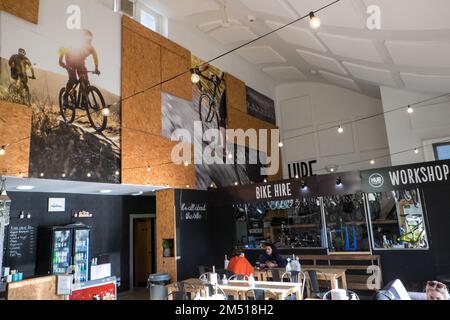 Il Cycle Hub,a, luminoso, moderno negozio di biciclette e accessori con riparazione, e, noleggio, servizi, più un, All'interno dell'hotel, caffetteria, accanto a, Cycle Route, PATH, 72 e River Tyne, Newcastle upon Tyne, Simply, Newcastle, è una città e, quartiere metropolitano, In, Tyne e Wear, Inghilterra. La città si trova sulla riva settentrionale del fiume Tyne e costituisce la parte più grande dell'area edificata di Tyneside. Newcastle è anche la città più popolosa dell'Inghilterra nord-orientale. Nord-est,Inghilterra,inglese,GB,Gran Bretagna,britannica,Regno Unito,Regno Unito,Europa,Europa Foto Stock