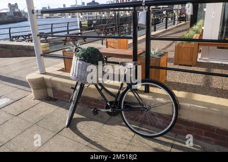 Il Cycle Hub,a, luminoso, moderno negozio di biciclette e accessori con riparazione, e, noleggio, servizi, più un, All'interno dell'hotel, caffetteria, accanto a, Cycle Route, PATH, 72 e River Tyne, Newcastle upon Tyne, Simply, Newcastle, è una città e, quartiere metropolitano, In, Tyne e Wear, Inghilterra. La città si trova sulla riva settentrionale del fiume Tyne e costituisce la parte più grande dell'area edificata di Tyneside. Newcastle è anche la città più popolosa dell'Inghilterra nord-orientale. Nord-est,Inghilterra,inglese,GB,Gran Bretagna,britannica,Regno Unito,Regno Unito,Europa,Europa Foto Stock