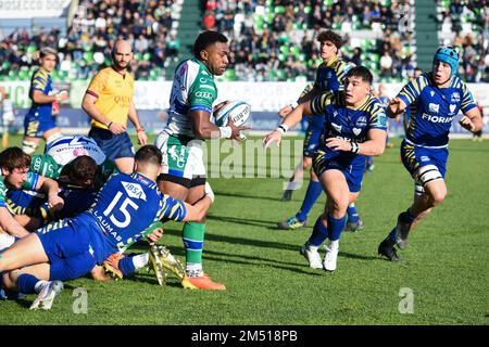 Treviso, Italia. 24th Dec, 2022. Onisi Ratave (Benetton Treviso) durante la partita di rugby tra Benetton Treviso e Zebre Parma valida per il Campionato di rugby Unito disputato allo stadio Monigo di Treviso sabato 24 dicembre 2022 Credit: ZUMA Press, Inc./Alamy Live News Foto Stock