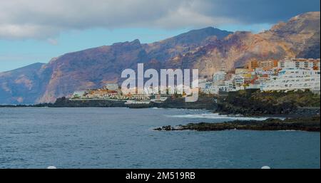 Costa dell'Oceano Atlantico, città Puerto de Santiago, scogliere di Los Gigantes, Santiago del Teide, Tenerife, Isole Canarie. Foto Stock