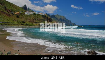 Almaciga spiaggia e villaggio a nord di Tenerife. Costa rocciosa e spiaggia di sabbia e villaggio, vicino a playa de Benijo, Spagna. Foto Stock