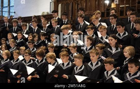 Lipsia, Germania. 24th Dec, 2022. Cantanti del St. Thomas Boys Coro cantare in un motet di Natale a St. Thomas Church. Dopo una pausa di due anni, la chiesa è ancora una volta ben riempita la vigilia di Natale. Credit: Sebastian Willnow/dpa/Alamy Live News Foto Stock