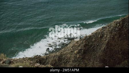 Los Gigantes, Tenerife, Isole Canarie, Spagna. Spiaggia rocciosa vulcanica. Vista dall'alto. Onde crash sulla riva vulcanica. Foto Stock