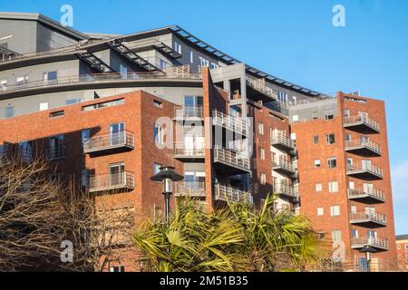 Moderno,edificio di appartamenti,appartamento,appartamenti,lusso,appartamento,appartamenti,sulla,riva nord,del,fiume Tyne,con,fiume Tyne,vista,vista,punto,in,Newcastle upon Tyne,semplicemente,Newcastle, è una, città, e, quartiere metropolitano, In, Tyne e Wear, Inghilterra. La città si trova sulla riva settentrionale del fiume Tyne e costituisce la parte più grande dell'area edificata di Tyneside. Newcastle è anche la città più popolosa dell'Inghilterra nord-orientale. Nord-est,Inghilterra,inglese,GB,Gran Bretagna,britannica,Regno Unito,Regno Unito, Foto Stock