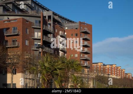 Moderno,edificio di appartamenti,appartamento,appartamenti,lusso,appartamento,appartamenti,sulla,riva nord,del,fiume Tyne,con,fiume Tyne,vista,vista,punto,in,Newcastle upon Tyne,semplicemente,Newcastle, è una, città, e, quartiere metropolitano, In, Tyne e Wear, Inghilterra. La città si trova sulla riva settentrionale del fiume Tyne e costituisce la parte più grande dell'area edificata di Tyneside. Newcastle è anche la città più popolosa dell'Inghilterra nord-orientale. Nord-est,Inghilterra,inglese,GB,Gran Bretagna,britannica,Regno Unito,Regno Unito, Foto Stock