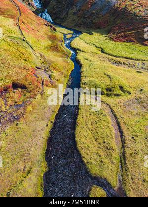 Piccolo ruscello che scende dalla cascata - Islanda Foto Stock