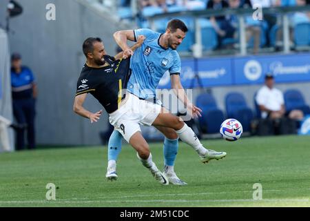 Bachana Arabuli di Macarthur compete per la palla con James Donachie del Sydney FC durante la partita tra il Sydney FC e Macarthur allo stadio Allianz il 24 dicembre 2022 a Sydney, Australia Credit: IOIO IMAGES/Alamy Live News Foto Stock