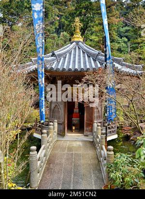 Daishō-in o Daisyō-in è uno storico complesso di templi giapponesi con molti santuari e statue sul Monte Misen, isola di Itsukushima, Giappone. Foto Stock