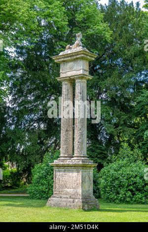 Sphinx su colonne a Lacock Abbey il Cotswolds Wiltshire Inghilterra Foto Stock