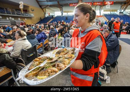 Sopot, Polonia. 24th Dec, 2022. Oltre 300 persone hanno partecipato alla cena della vigilia di Natale a Sopot, Polonia il 24 dicembre 2022 la cena della vigilia di Natale tradizionale polacca è stata organizzata dalla Caritas Poland organizzazione di beneficenza cristiana. La gente ha condiviso un wafer speciale quando si scambiano i saluti di Natale. I senzatetto e i poveri sono stati riaccompagnati da bigos, pierogi, pesce, pane e dolci tradizionali polacchi. Credit: Vadim Pacajev/Alamy Live News Foto Stock