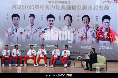 Olimpiani cinesi (da sinistra a destra) ma Long, Cui Xiaotong, LYU Xiaojun, allenatore Wang Aimin, Sun Yiwen e su Bingtian in una sessione di fidanzamento con gli studenti del PolyU e residenti all'Università Politecnica di Hong Kong (PolyU) a Hung Hom. 05DEC21. SCMP / TSE di maggio Foto Stock