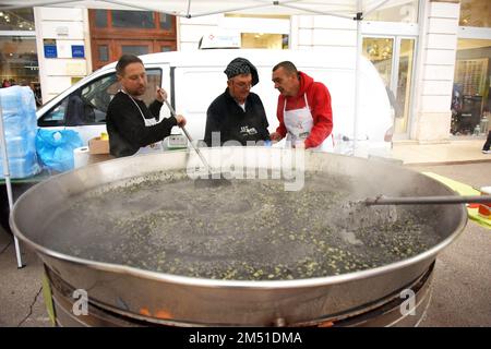 La preparazione del risotto nero in un grande padello di Pola si è svolta presso il mercato verde di Pola. Sotto il battone dello chef di Budimir Zizovic, il 24 dicembre 2022 a Pola, in Croazia, sono state preparate e distribuite circa 400 porzioni ai cittadini. Foto: SASA Miljevic/PIXSELL Credit: Pixsell/Alamy Live News Foto Stock