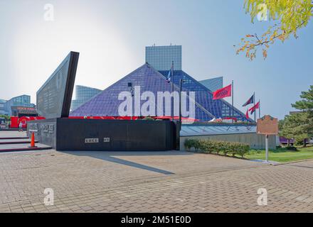 I.M. La Rock and Roll Hall of Fame, progettata da PEI, è stata inaugurata nel 1995, diventando una delle principali attrazioni turistiche di Cleveland. Foto Stock