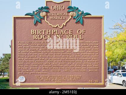 Rock 'N' Roll storico marcatore piazzato dalla Ohio Bicentennial Commission nel 2003 presso la Rock and Roll Hall of Fame plaza sulla East 9th Street. Foto Stock