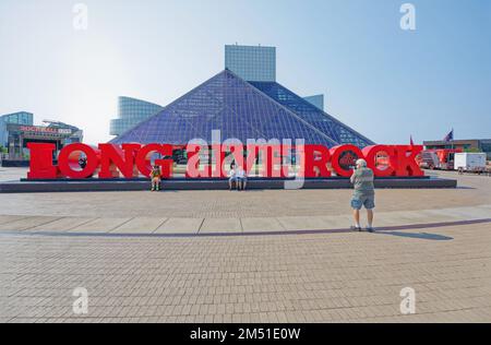 I.M. La Rock and Roll Hall of Fame, progettata da PEI, è stata inaugurata nel 1995, diventando una delle principali attrazioni turistiche di Cleveland. Foto Stock