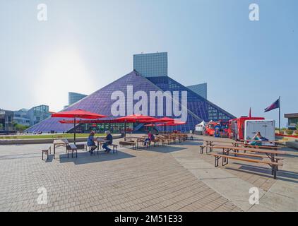 I.M. La Rock and Roll Hall of Fame, progettata da PEI, è stata inaugurata nel 1995, diventando una delle principali attrazioni turistiche di Cleveland. Foto Stock