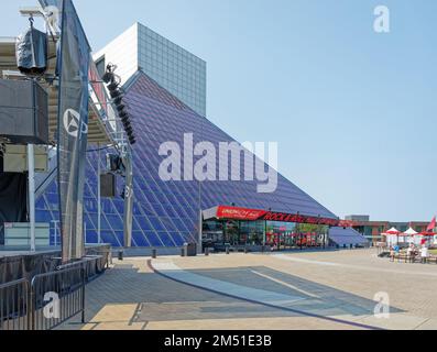 I.M. La Rock and Roll Hall of Fame, progettata da PEI, è stata inaugurata nel 1995, diventando una delle principali attrazioni turistiche di Cleveland. Foto Stock