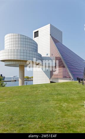 I.M. La Rock and Roll Hall of Fame, progettata da PEI, è stata inaugurata nel 1995, diventando una delle principali attrazioni turistiche di Cleveland. Foto Stock