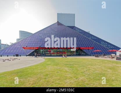 I.M. La Rock and Roll Hall of Fame, progettata da PEI, è stata inaugurata nel 1995, diventando una delle principali attrazioni turistiche di Cleveland. Foto Stock