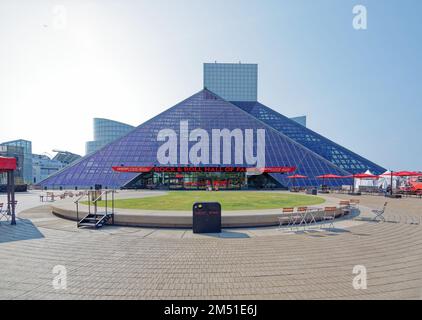 I.M. La Rock and Roll Hall of Fame, progettata da PEI, è stata inaugurata nel 1995, diventando una delle principali attrazioni turistiche di Cleveland. Foto Stock