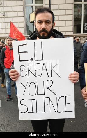 Ambasciata di Francia, Londra, Regno Unito. 2022-12-24: I manifestanti della comunità curda sostengono l'assassinio di tre curdi da parte della Turchia presso il Centro della comunità curda di Parigi. I manifestanti chiedono giustizia per loro e 3 donne curde uccise 10 anni fa. I manifestanti sostengono inoltre che il governo francese ha aiutato l'assassinio. Perché ci vogliono 40 minuti perché la polizia e l'ambulanza arrivino per assistere le 3 vittime curde? La vigilia di Natale si sta facendo buio per i migranti che protestano per proteggere i propri diritti e le proprie libertà, chiedendo giustizia per i 3 curdi uccisi a Parigi venerdì 23 dicembre 202 Foto Stock